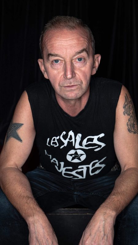 Portrait de Yves, chanteur et guitariste des Sales Majestés